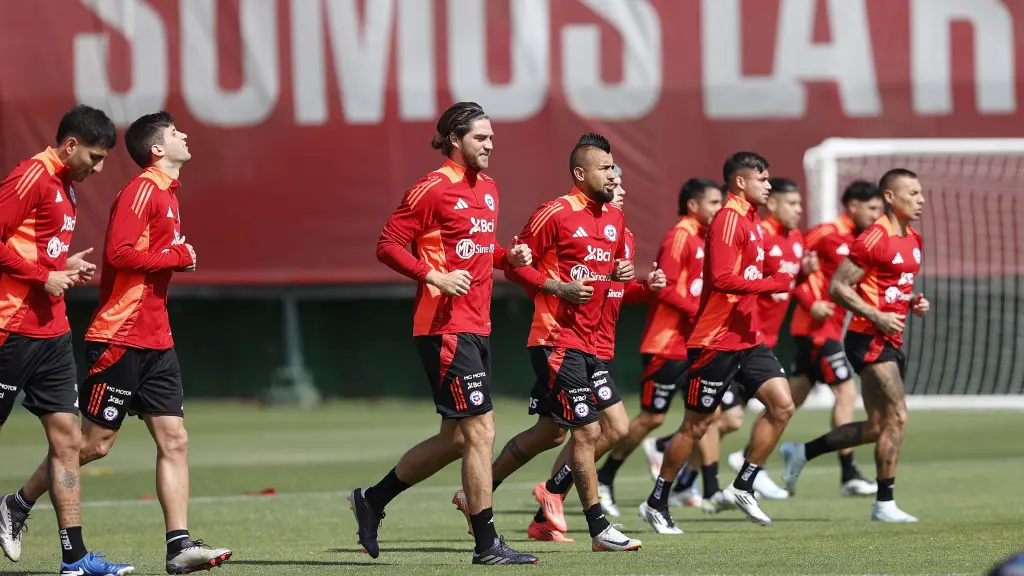 El último entrenamiento de la Roja antes de enfrentar a Venezuela en el Estadio Nacional , EFE