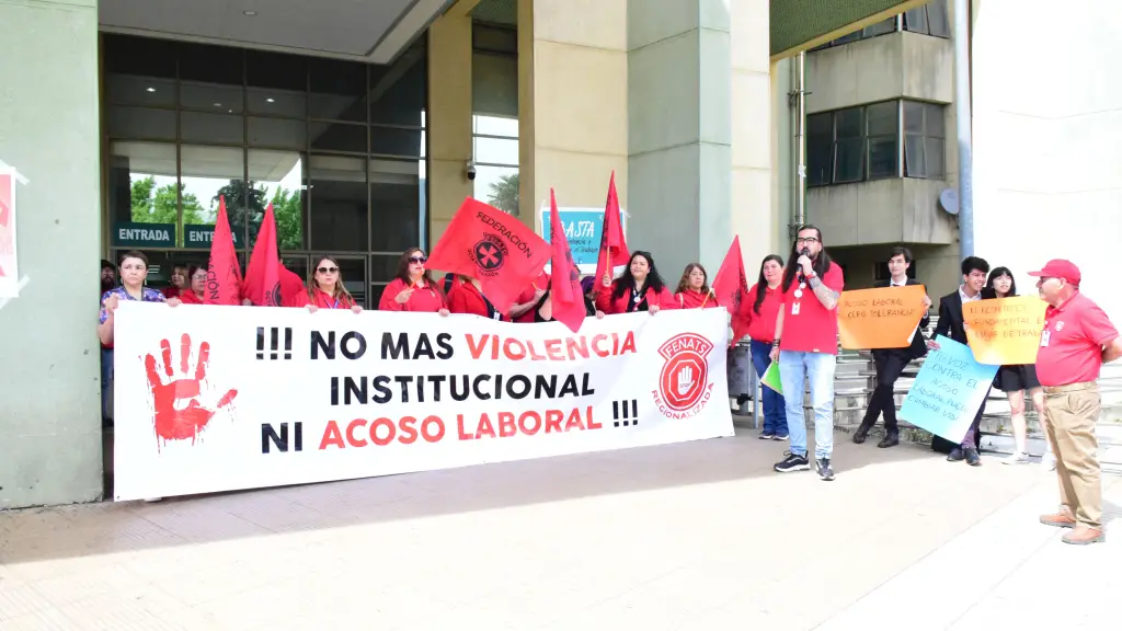 Banderazo en el frontis del Hospital Base de Los Ángeles., La Tribuna