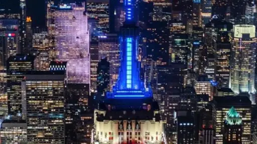Dos rascacielos de Nueva York se visten de la bandera de EE.UU. por las elecciones