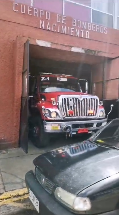 Auto mal estacionado frente a bomberos  / Redes sociales