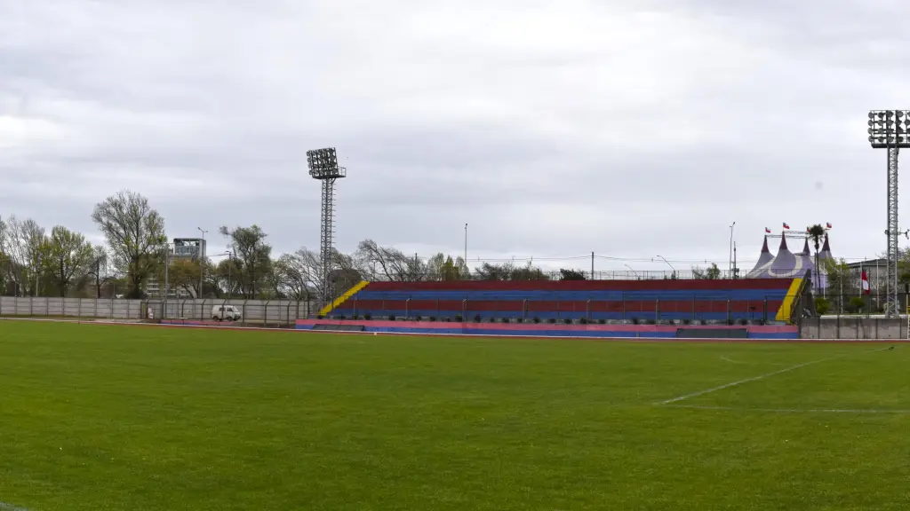 La selección angelina juvenil, dirigida por Felipe Mendoza, recibirá este domingo a la Asociación Yumbel en el Estadio Municipal de Los Ángeles. , La Tribuna