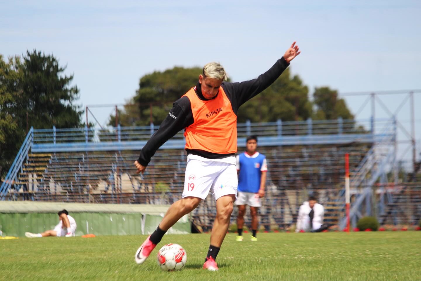 Jugadores de Malleco Unido realizaron una práctica ayer en el césped del Estadio Municipal de Los Ángeles / Malleco Unido