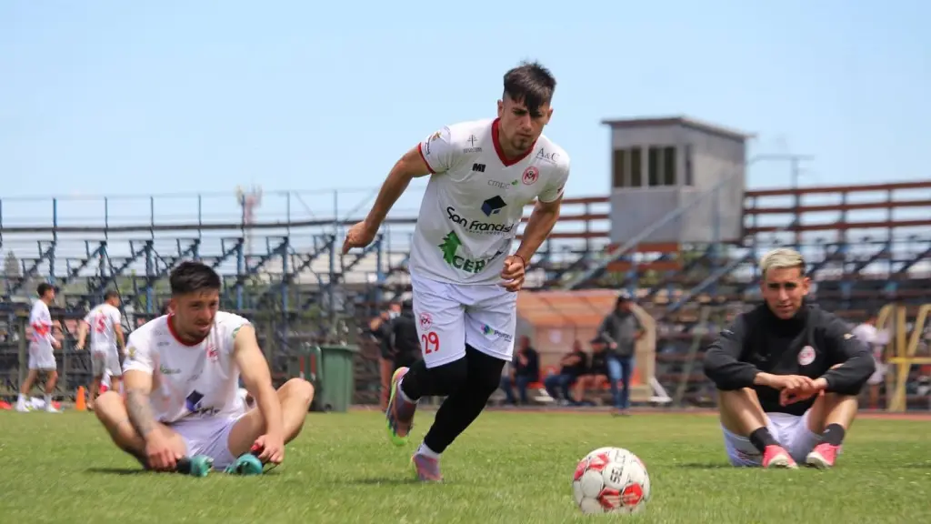 Jugadores de Malleco Unido realizaron una práctica ayer en el césped del Estadio Municipal de Los Ángeles - Malleco Unido, Malleco Unido