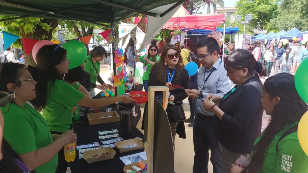 La iniciativa se realizó en la plaza de armas de Los Ángeles., Seremi de Salud Biobio