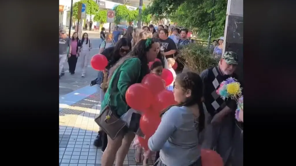 Decenas de personas llegaron hasta el lugar donde la persona vendía las flores de madera, en el centro de Los Ángeles., Captura de pantalla