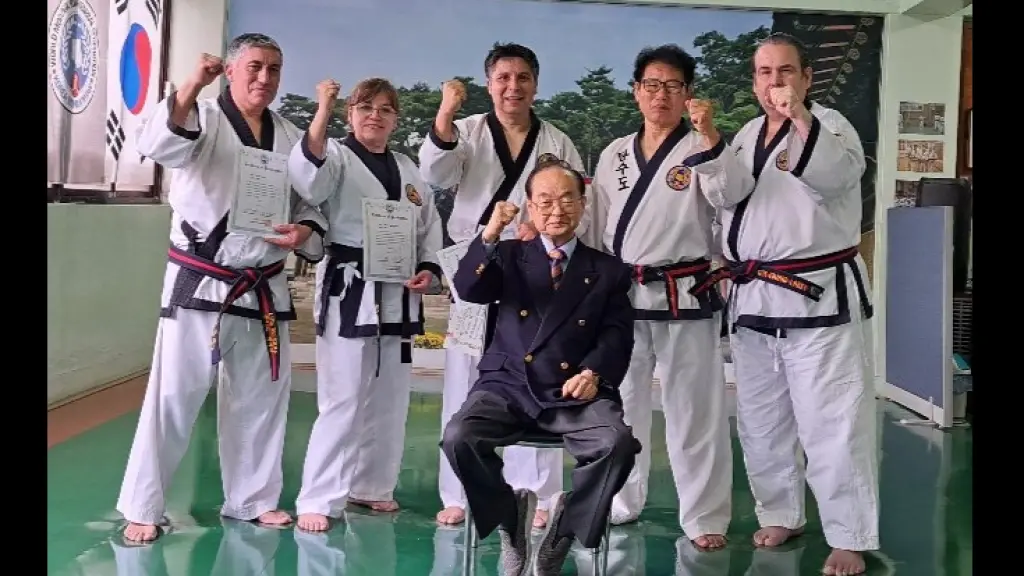 La delegación angelina junto al gran Maestro Choung Koe Woong, décimo Dan y presidente de la Federación, La Tribuna