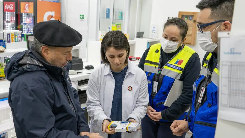 Fiscalización a farmacias de la región., Seremi de Salud Biobio