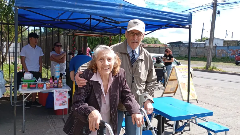 Adultos mayores llegaron a votar en Los Ángeles