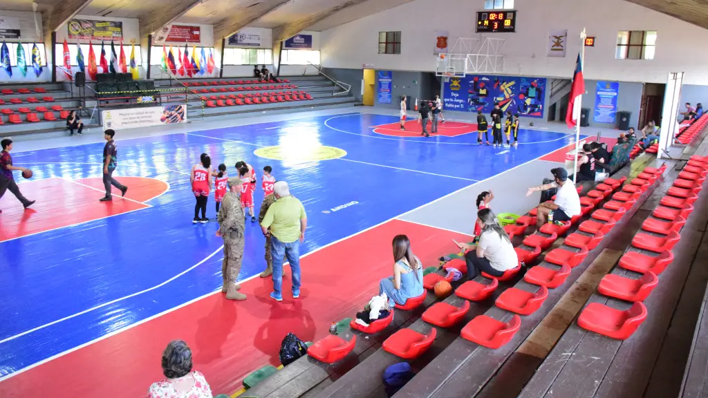 Un remozado gimnasio militar, es hoy la casa del basquetbol local, La Tribuna