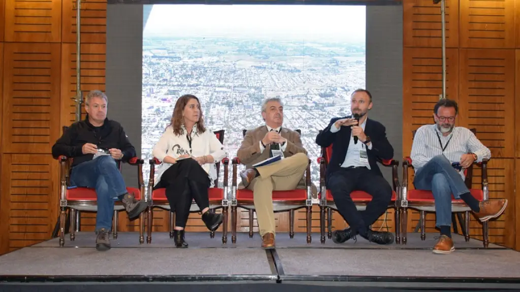 En el conversatorio, se reconoció la importancia de planificar el crecimiento continuo de Los Ángeles considerando a todos sus habitantes.