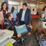 En total, son 165 los estudiantes beneficiados con la entrega de computadores., Cedida