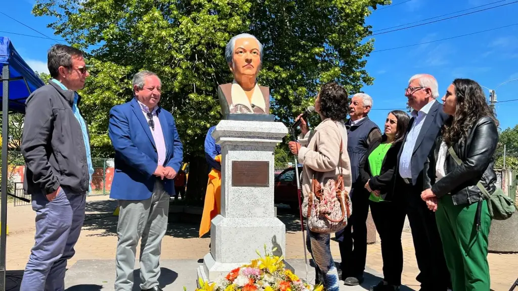  reinstalación del busto de Gabriela Mistral, municipalidad de Santa Bárbara