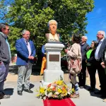  reinstalación del busto de Gabriela Mistral, municipalidad de Santa Bárbara