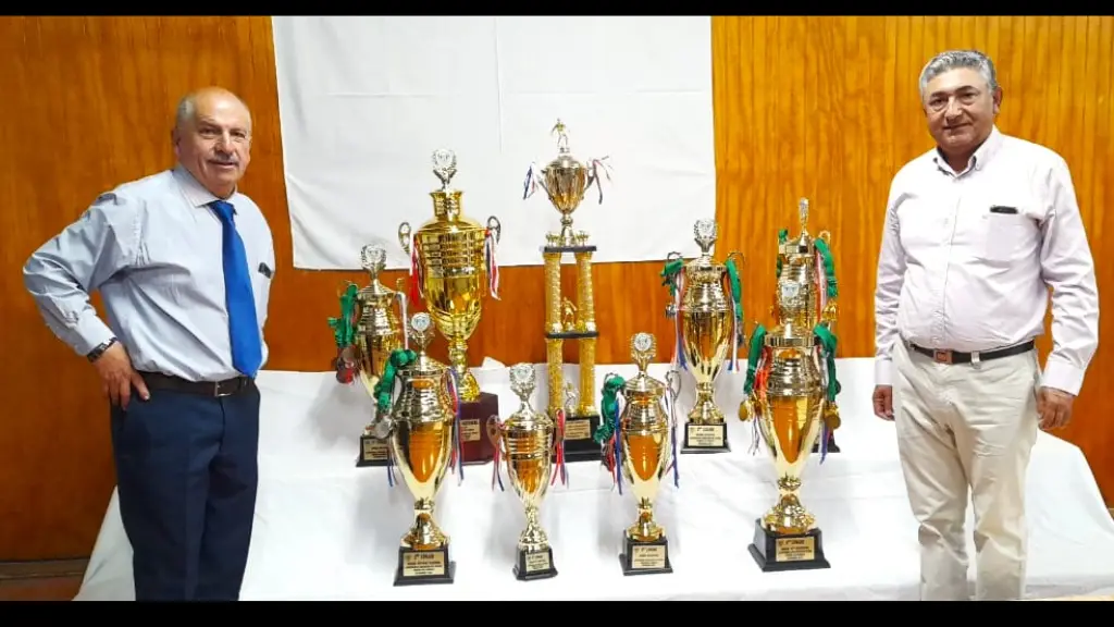 Los trofeos obtenidos por Atlas en cada una se sus series junto a su presidente Juan Sepúlveda y el delegado del club, Patricio Troncoso, La Tribuna