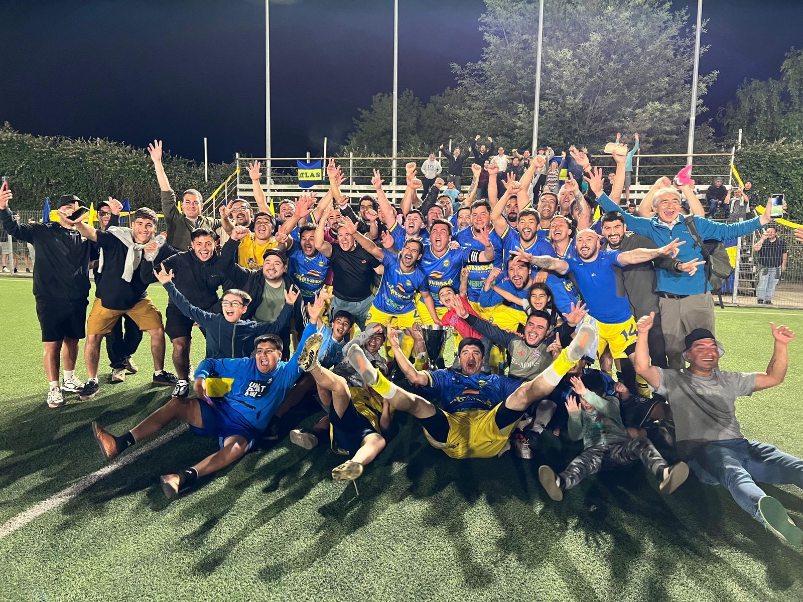 La celebración de los jugadores y cuerpo técnico de la serie senior de Atlas, tras la obtención del título de Campeón / La Tribuna