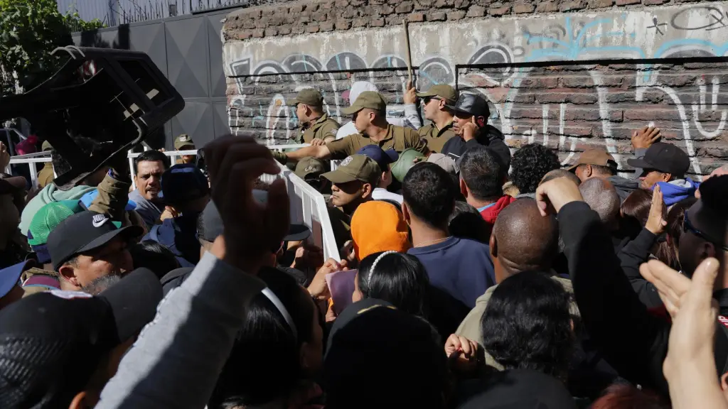 Más de 3.000 personas, ciudadanos extranjeros, llegaron al Estadio Víctor Jara para poder conseguir un RUN (Rol Único Nacional)., ATON | T13