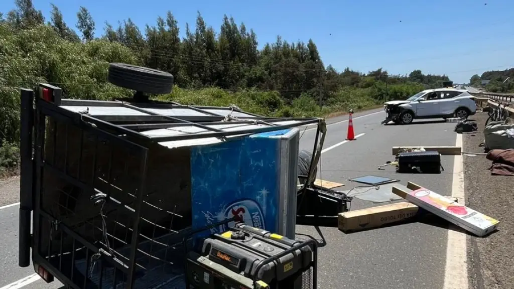 El conductor se desplazaba con un carro de arrastre, el cual chocó con la barrera de contención , Cedida