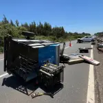 El conductor se desplazaba con un carro de arrastre, el cual chocó con la barrera de contención , Cedida