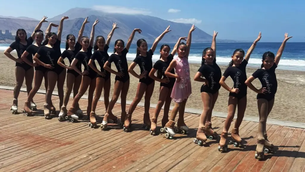 De espaldas al mar, la delegación del Club Rainbow en el nacional de Iquique, La Tribuna