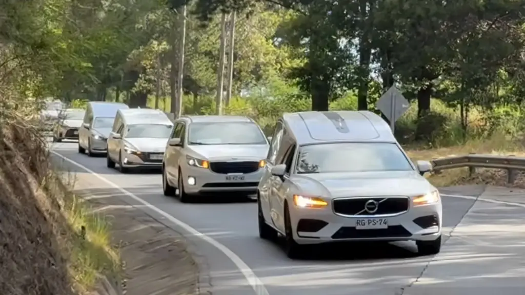 La caravana de vehículos llegó a Tomé, el domingo, para velar y sepultar a los cinco miembros del grupo familiar fallecidos., Captura de pantalla del Fanpage de Funeraria Bustos