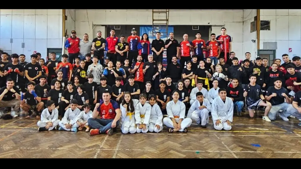 Los deportistas negretinos junto a otras delegaciones en el municipal de San Miguel, La Tribuna
