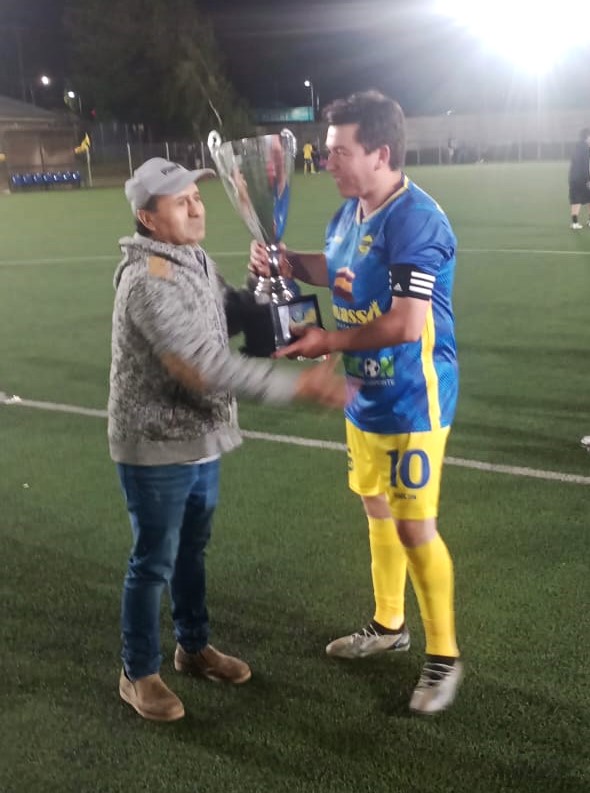 La entrega del trofeo al Campeón en serie senior / La Tribuna