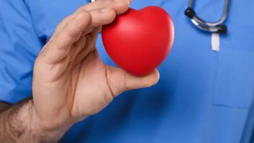 Experto advierte sobre cinco síntomas que indican que se debe revisar el corazón