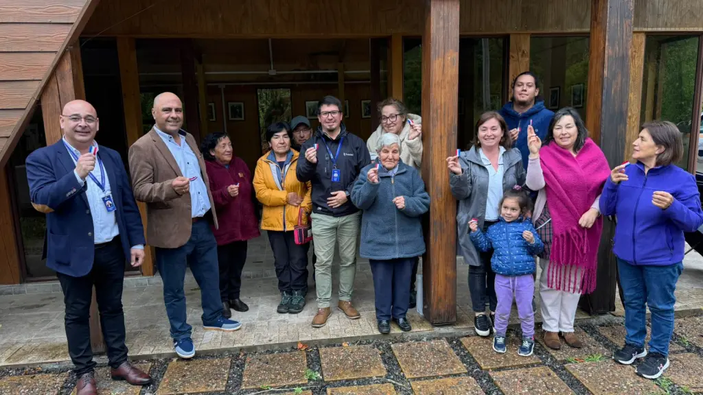 Vecinos de San Ramón celebran la llegada de la electricidad a su capilla comunitaria, Cedida