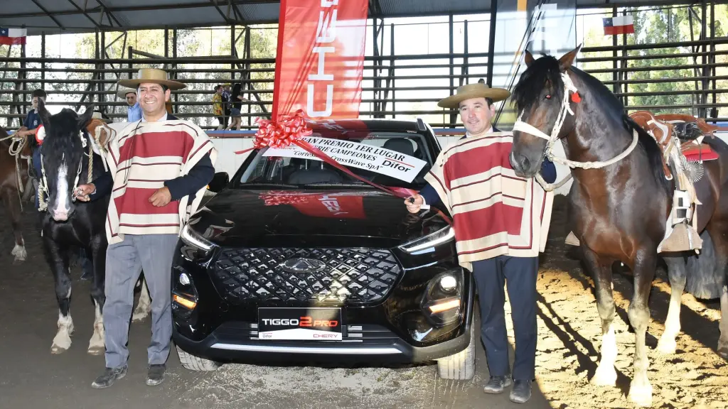 La collera triunfadora, luciéndose con su gran premio, un auto cero kilómetros, Cedida