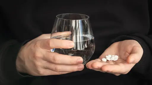 Mezclar alcohol con fármacos: Expertos advierten riesgos en las fiestas de fin de año