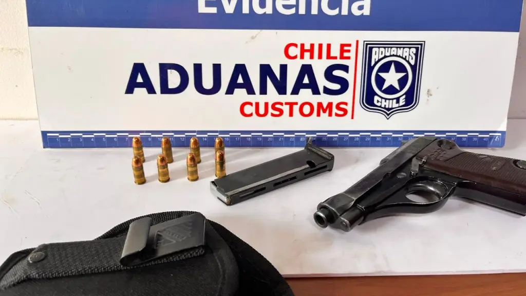 Tanto la pistola como el cargador y las balas fueron incautadas por personal de la Aduana de Talcahuano., Cedida