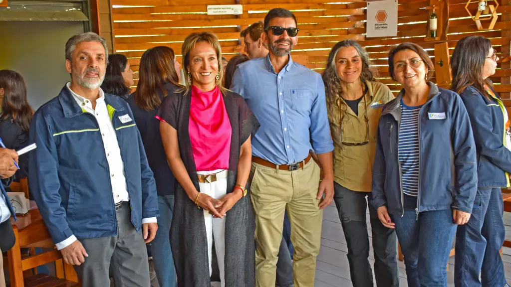 Rodolfo Guardiola, subgerente del Complejo Biobío de Colbún; Pamela Navarro, directora provincial Sernatur; Pablo Guzmán, presidente Asociación Emprendimientos Turísticos de Quilaco; Karla Barba, Guía líder Parque Angostura; y Úrsula Weber. | Diario La Tribuna