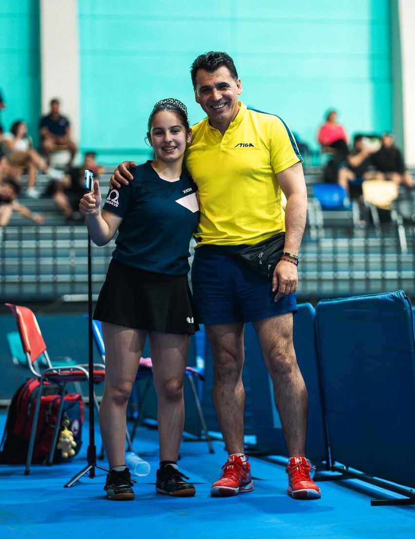 La promesa del tenis de mesa, Ignacia Jiménez junto a su técnico Alex Luna / La Tribuna