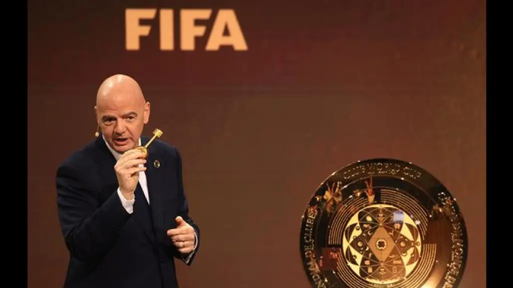 El presidente de la FIFA, Giani Infantino, presenta el trofeo durante la ceremonia del sorteo de la Copa Mundial de Clubes de la FIFA 2025 en Miami, EE. UU. EFE/EPA/CRISTOBAL HERRERA-ULASHKEVICH, EFE
