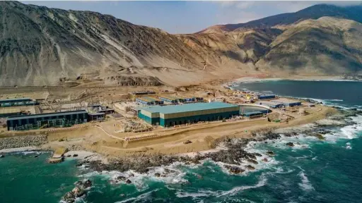 Exceso de trámites arriesga desarrollo de proyectos de desalación en Chile, advierte experto