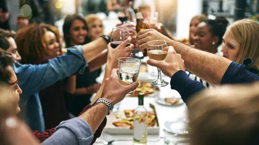 Especialista entrega consideraciones para el consumo de alcohol durante estas fiestas