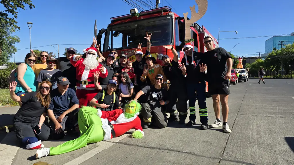 Bomberos lideró la tradicional caravana navideña en Los Ángeles., CBLA