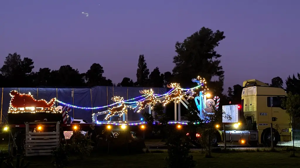 Camión navideño iluminó calles de Chillancito 
