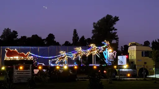 Navidad sobre ruedas: la tradición familiar que ilumina Chillancito