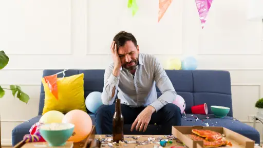¿Cómo prevenir y lidiar con la resaca en estas fiestas de fin de año? Nutricionista entrega recomendaciones