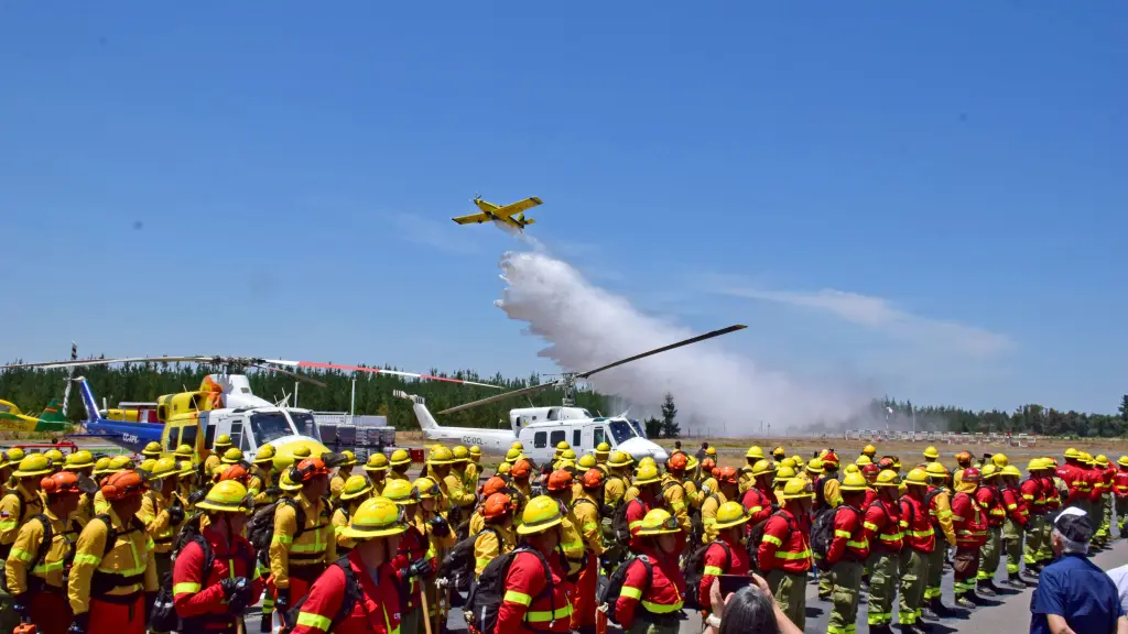 Una demostración de la capacidad de combate de incendios forestaes hizo la empresa CMPC, La Tribuna