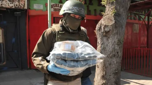 Carabineros desentierra maletas con dinero del robo a Brinks en Rancagua durante operativo en El Quisco