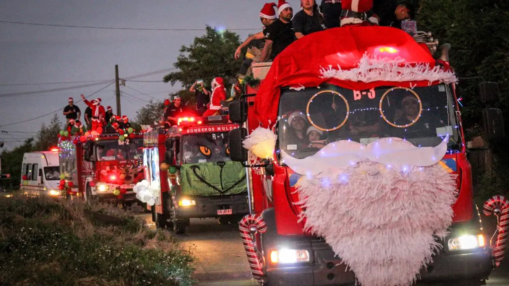 Caravana Navideña de Bomberos de Mulchén se adelanta por altas temperaturas, Cedida