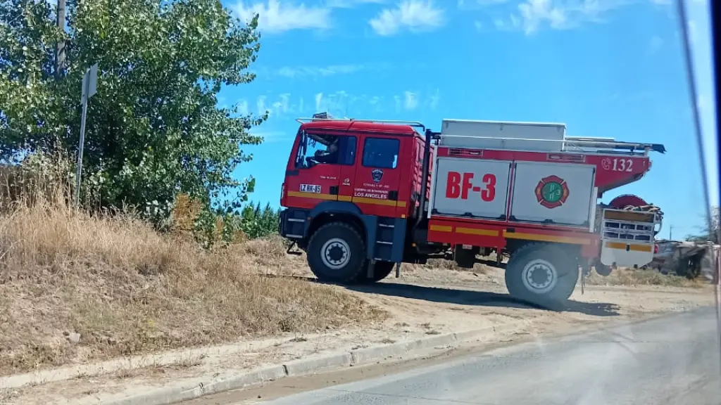 Bomberos fueron sorprendidos llenando una piscina al interior de un predio particular., Cedida