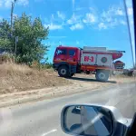 Bomberos fueron sorprendidos llenando una piscina al interior de un predio particular., Cedida