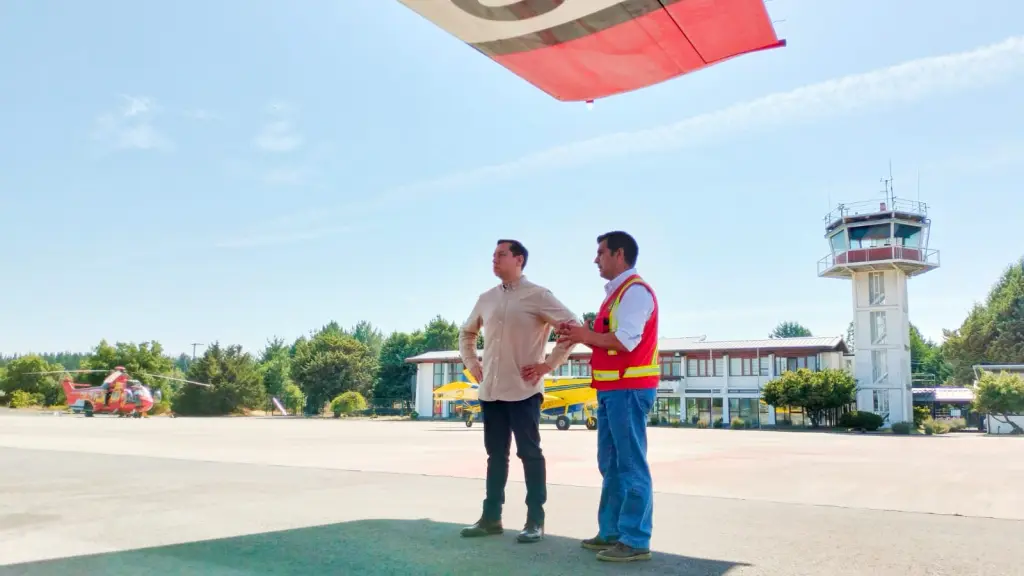 el delegado presidencial Javier Fuchslocher y el jefe provincial de Conaf, Juan Carlos Bascur, redoblaron su llamado a la prevención ante focos producidos por descuidos., Cedida