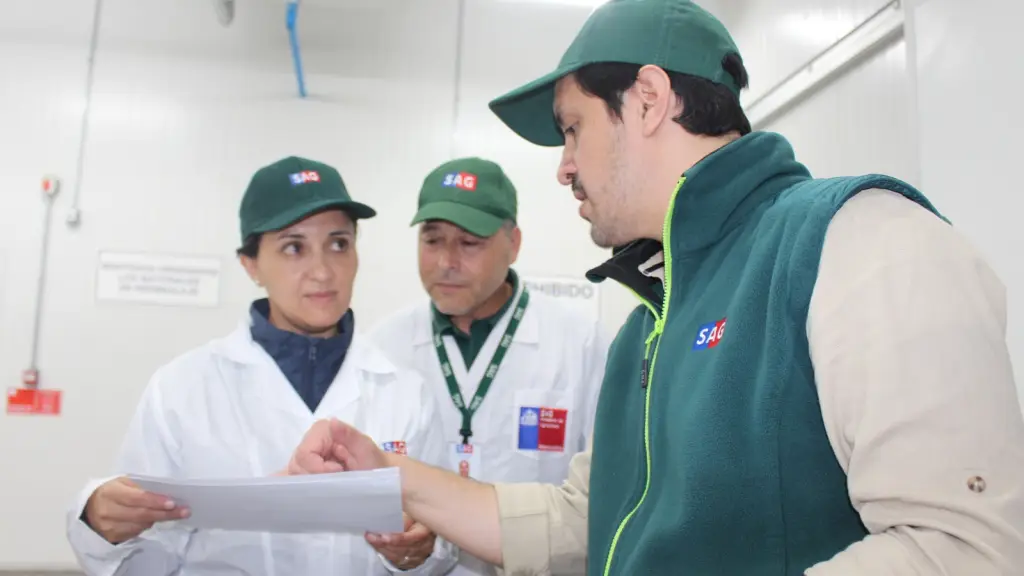 Visita de autoridades al Sitio de Cabrero., Seremi de Agricultura