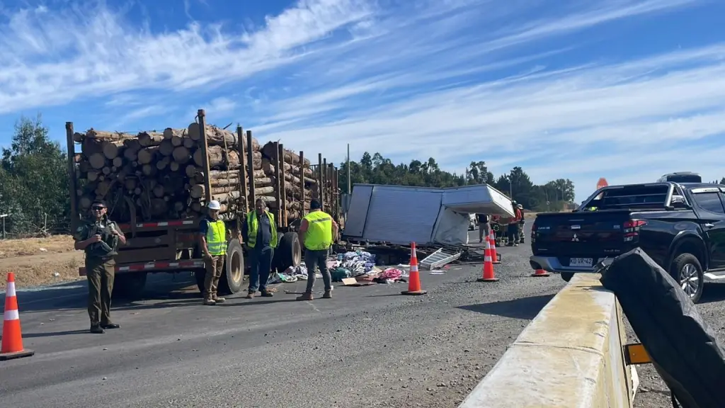 Colisión entre camiones en ruta Renaico-Angol moviliza a equipos de emergencia, Cedida