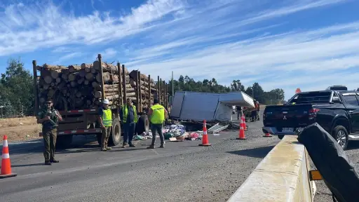 Colisión entre camiones en ruta Renaico-Angol moviliza a equipos de emergencia