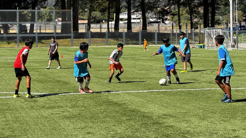 la Academia, junto con CMPC y los municipios, iniciaron una nueva edición del programa de escuela de fútbol para niños de 12 a 18 años, La Tribuna